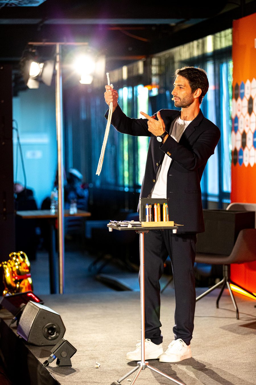 Zauberer Oliver Henke bei einer Bühnenshow auf einem Firmenevent
