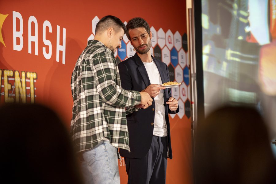 Zauberer Oliver Henke bindet einen Gast in seine Close-up-Show ein