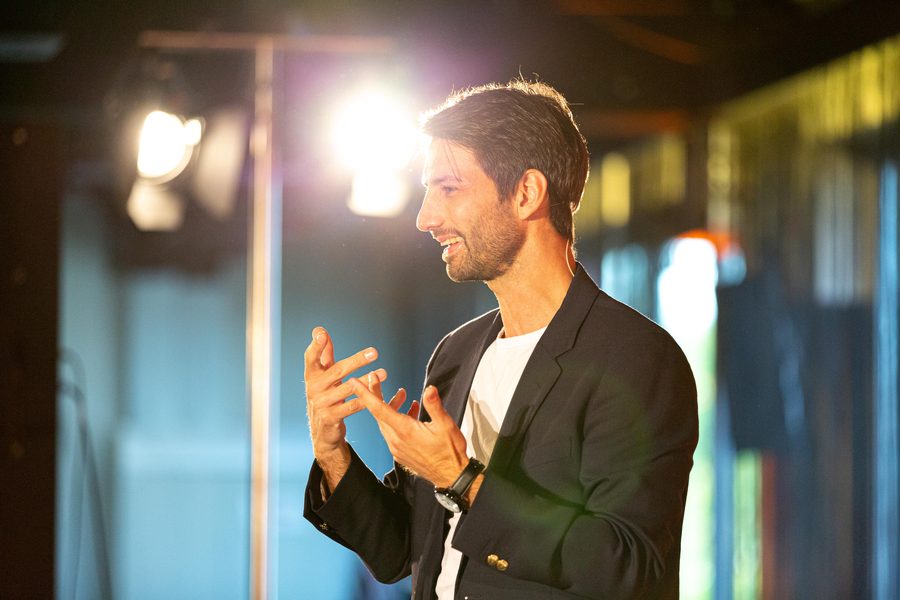 Zauberkünstler und Mentalist Oliver Henke im Scheinwerferlicht
